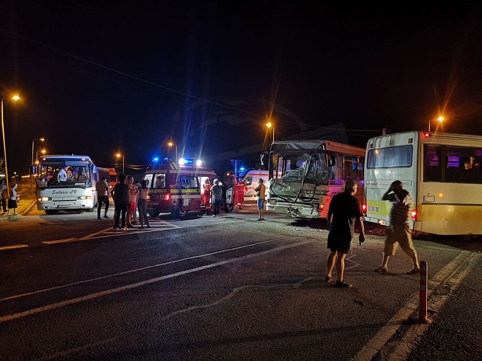 FOTO/VIDEO. Concluzia Poliției după impactul violent între două autobuze, pe B-dul Blaga