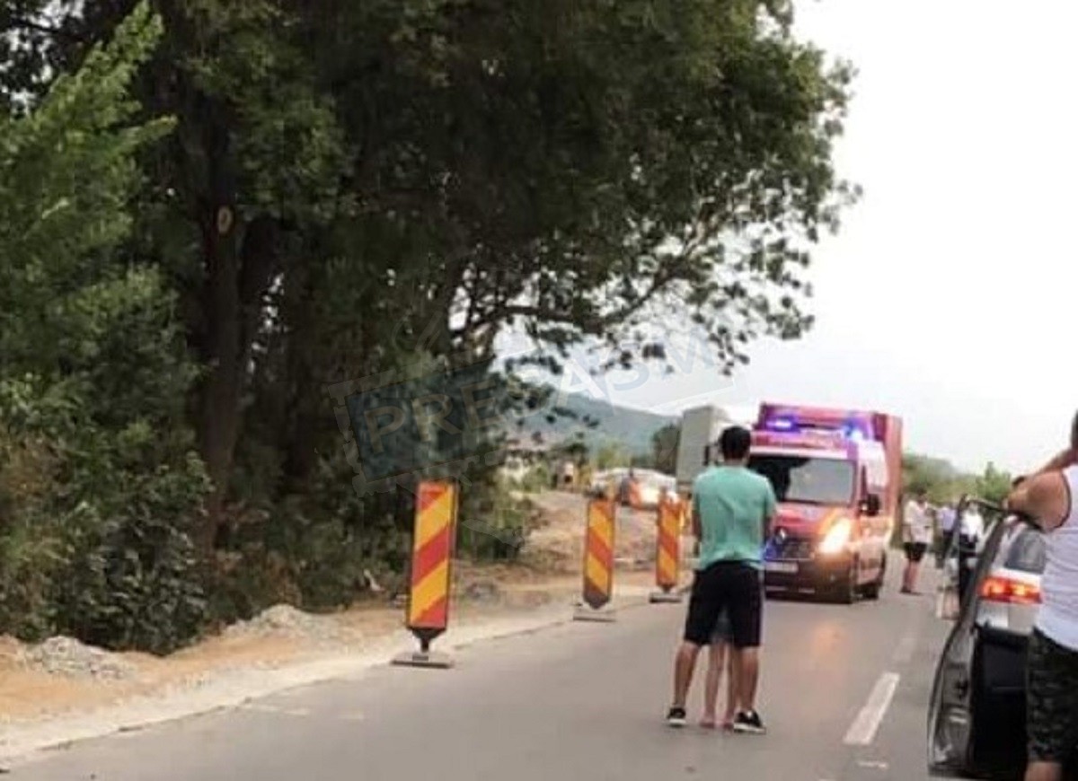 FOTO. Un motociclist sătmărean a lovit două mașini. Dus la Urgență