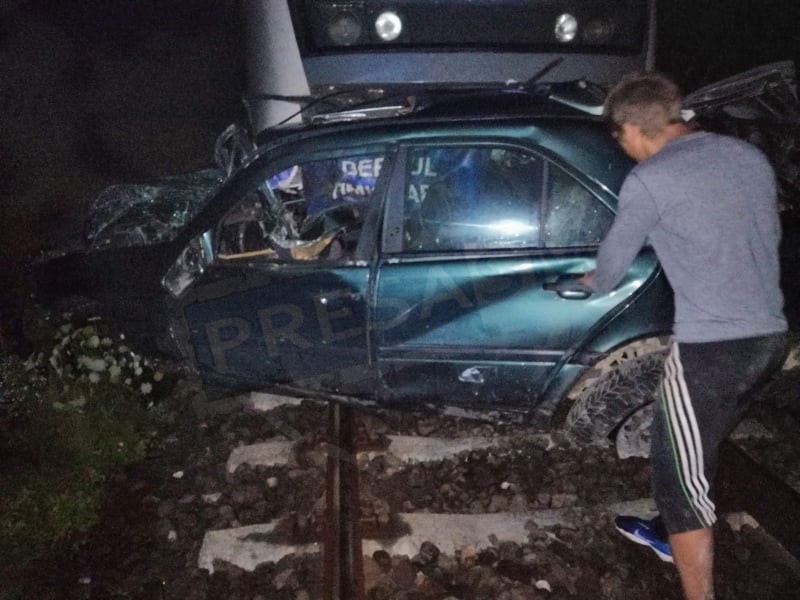 VIDEO. Mașina lovită de tren, târâtă sute de metri! O mamă și doi copii au scăpat