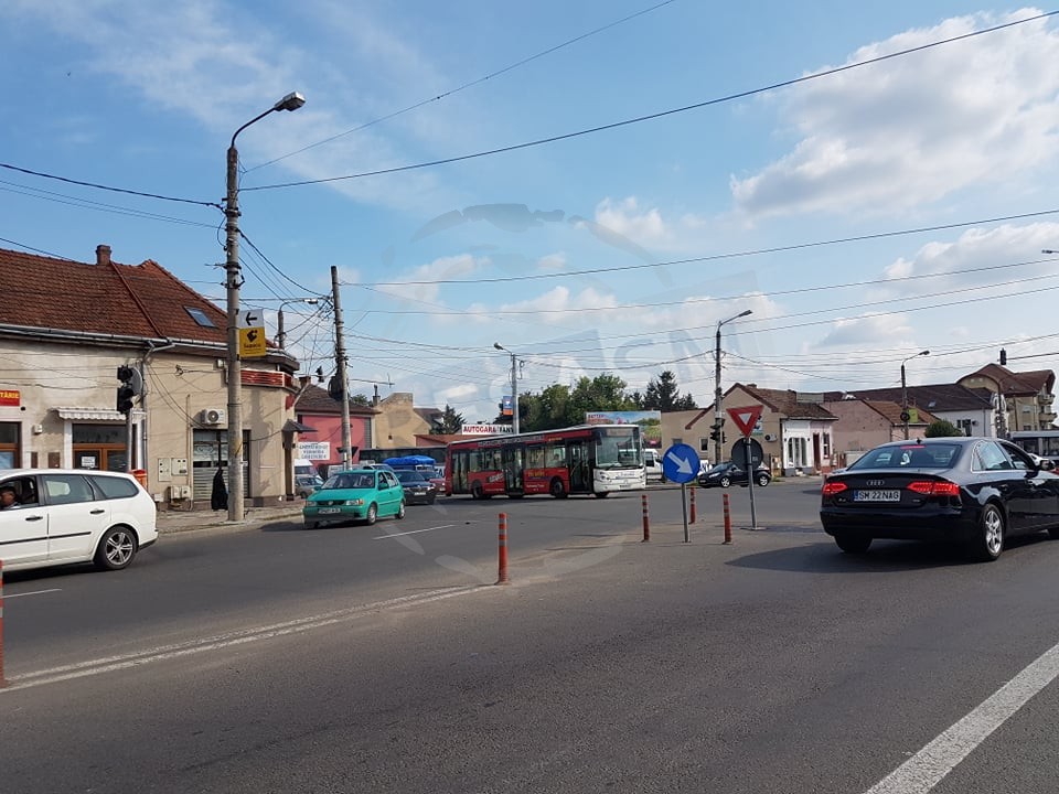 FOTO. Accident la Burdea. Un camion a lovit un autobuz