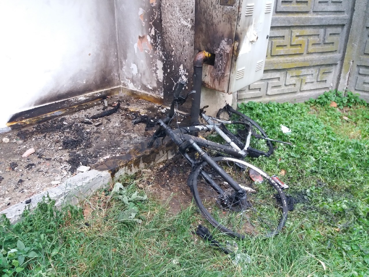 FOTO. Răzbunare inconștientă. Bicicletă incendiată lângă țeava de gaz a unui bloc