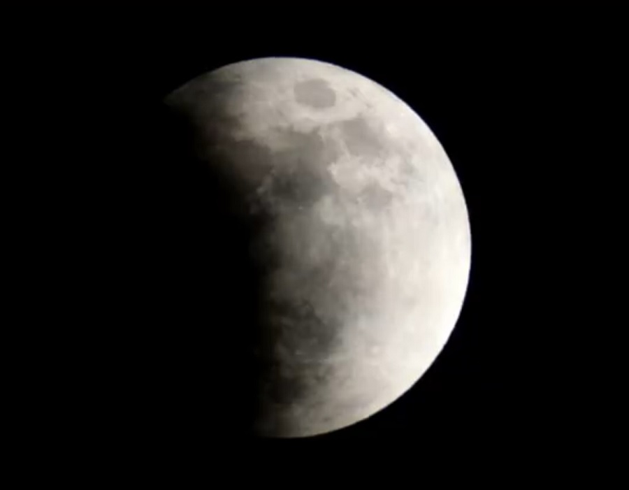 FOTO/VIDEO. Eclipsa parțială de Lună: Cum s-a văzut de la Satu Mare