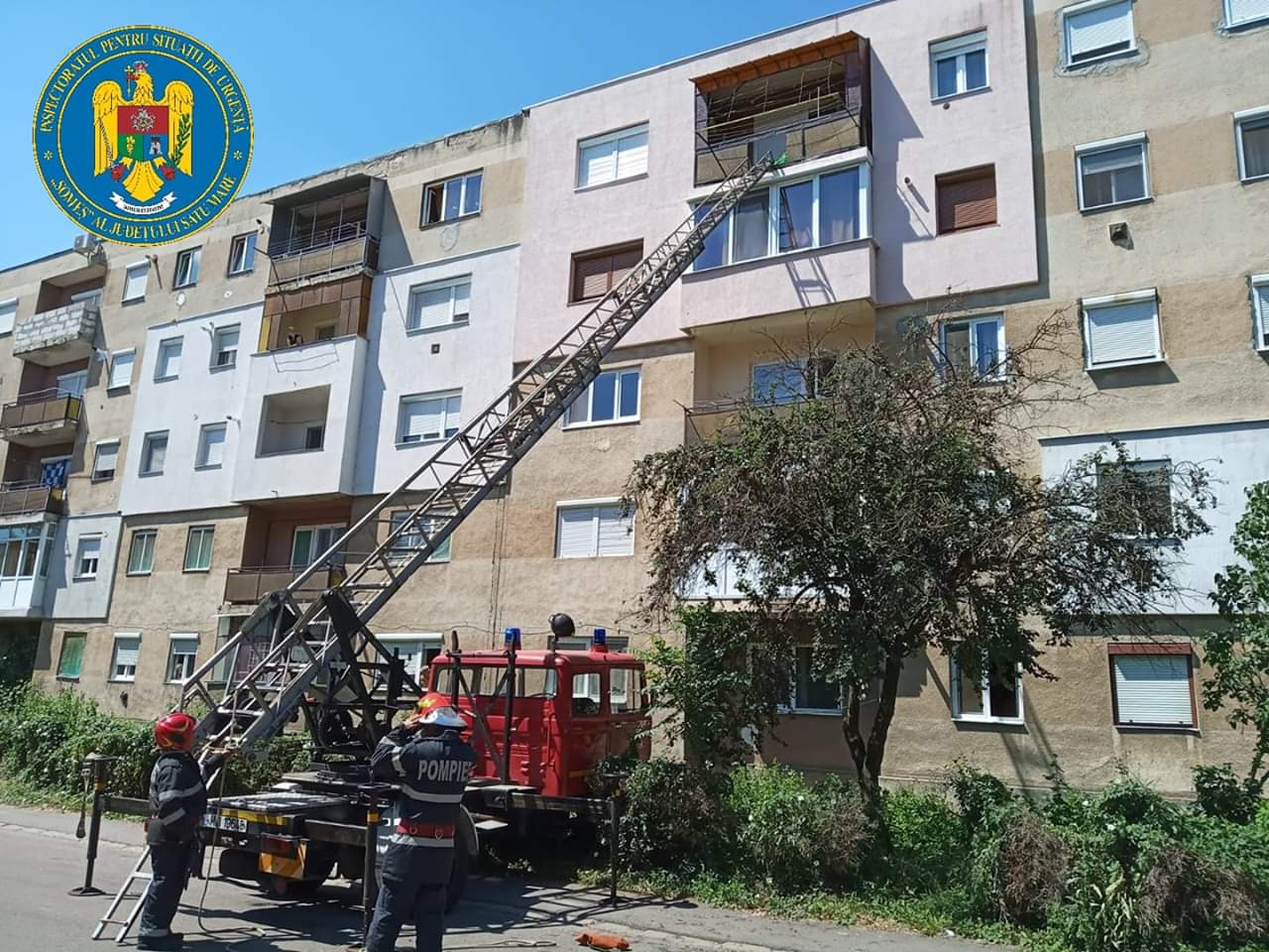 FOTO. Descoperire dramatică într-un bloc din municipiul Carei. Pompierii au intervenit