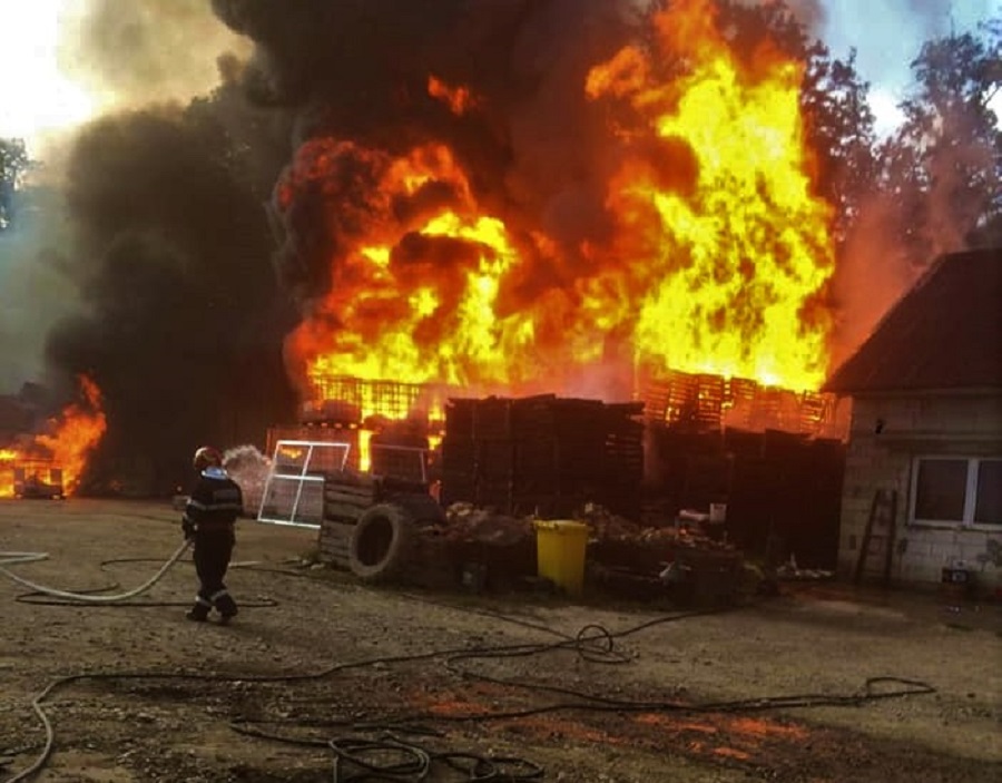 FOTO/VIDEO Incendiu devastator în județ. Pagube uriașe, mobilizare de amploare