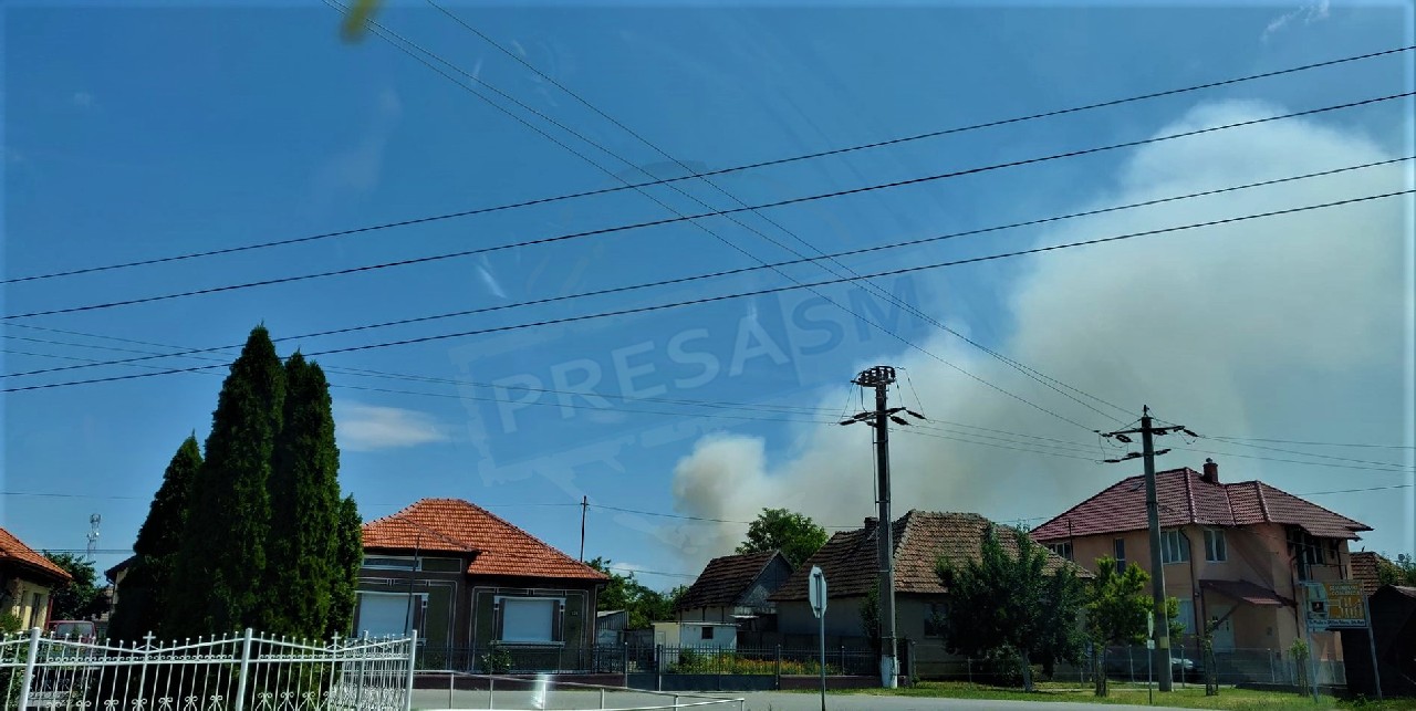 FOTO. Incendiu mare în județ. Comuna Odoreu, acoperită de o perdea de fum