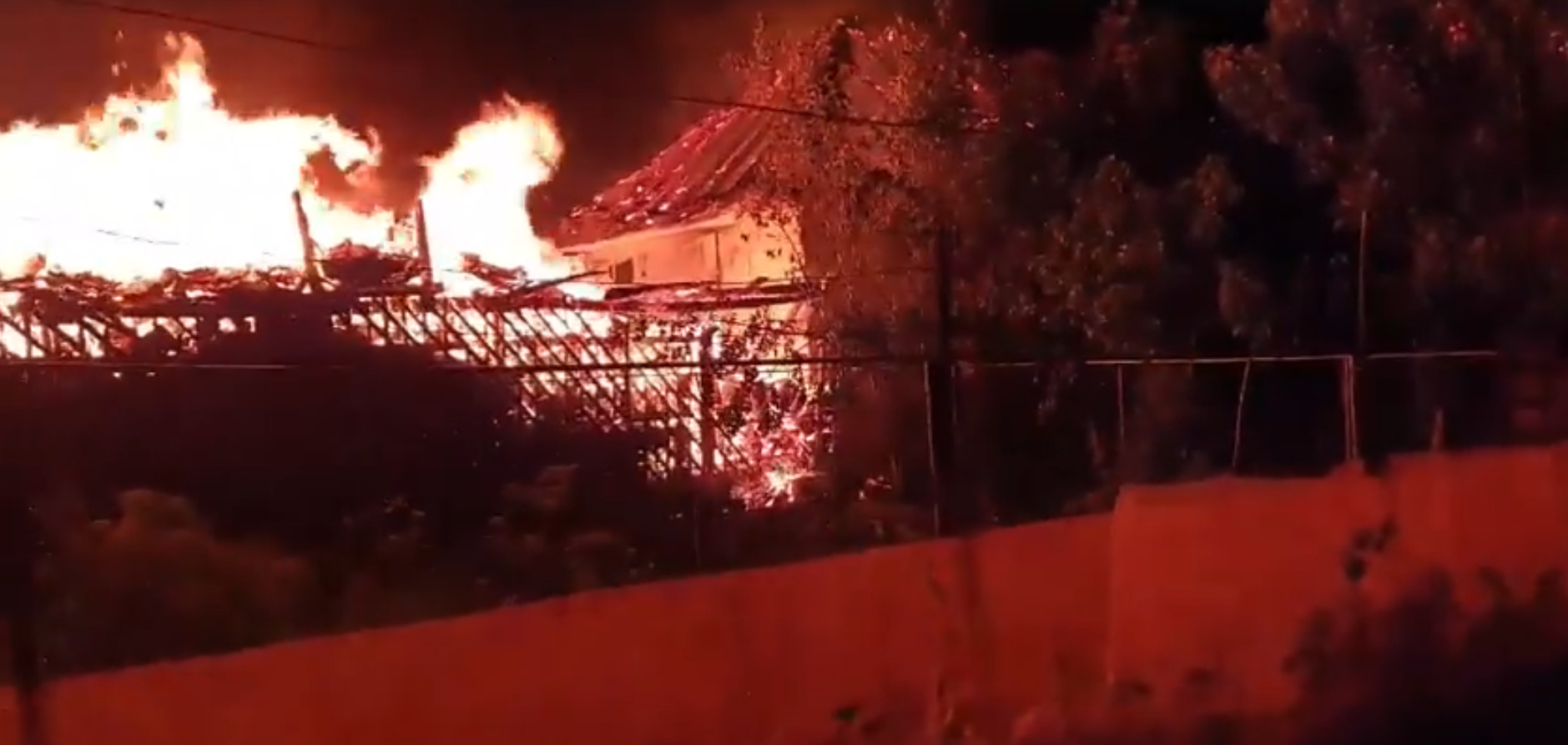 VIDEO. Incendiu violent în Negrești-Oaș. Intervenția a durat aproape cinci ore