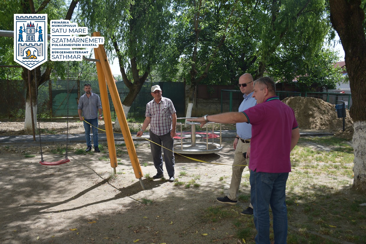 FOTO. Primarul cere urgentarea lucrărilor. Cum decurge amenajarea parcărilor din Micro 17