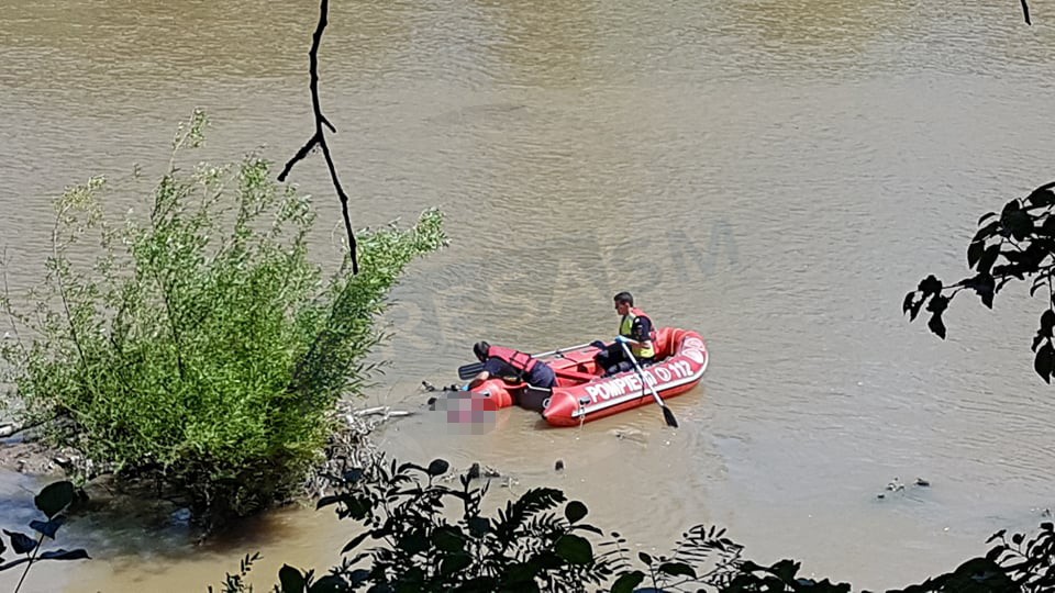 FOTO/VIDEO. Cadavrul unui bărbat, recuperat din Someș. Au intervenit pompierii