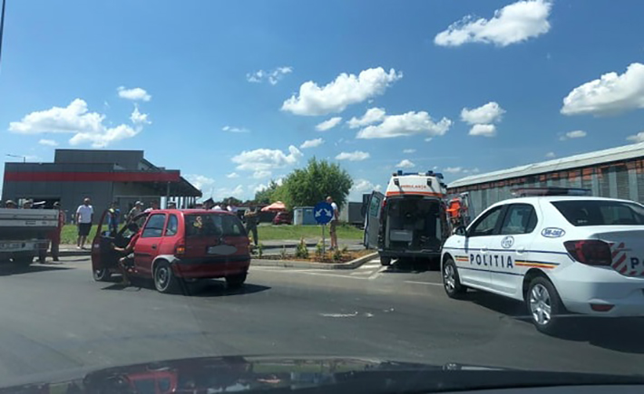 FOTO. Un motociclist a căzut și a blocat sensul de la Dedeman. La un pas de tragedie