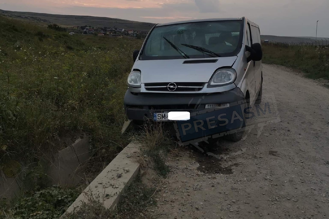 FOTO. Doi sătmăreni au intrat cu duba într-un cap de pod. Și au ”fugit”