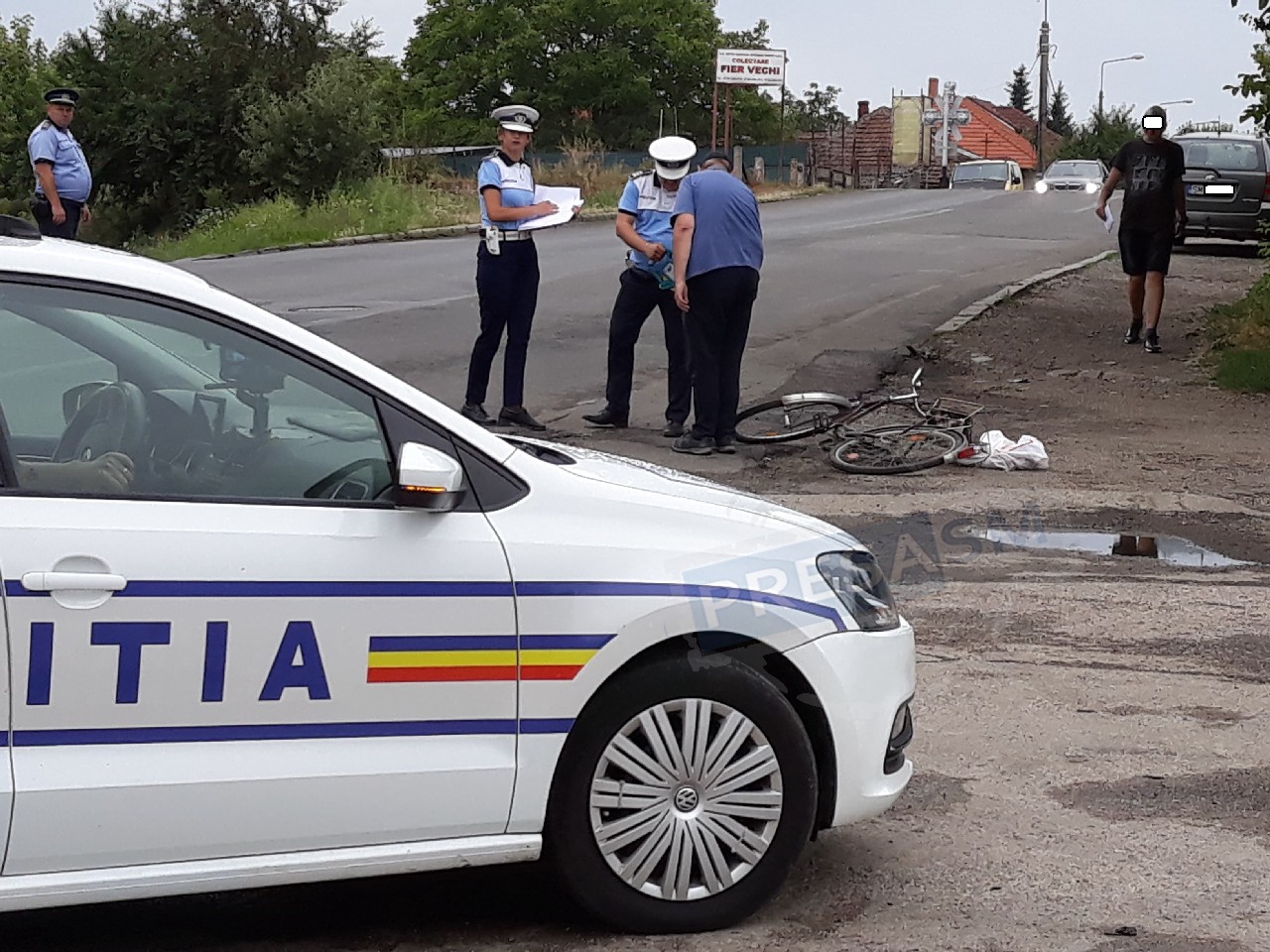 FOTOGALERIE. Accident grav în municipiul Satu Mare. Biciclist lovit de o mașină