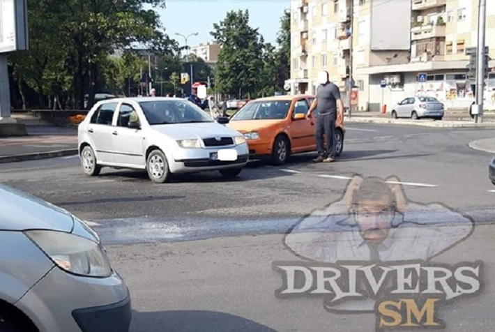 FOTO. Accident în sensul giratoriu de pe Drumul Careiului. ”Discuții” în trafic