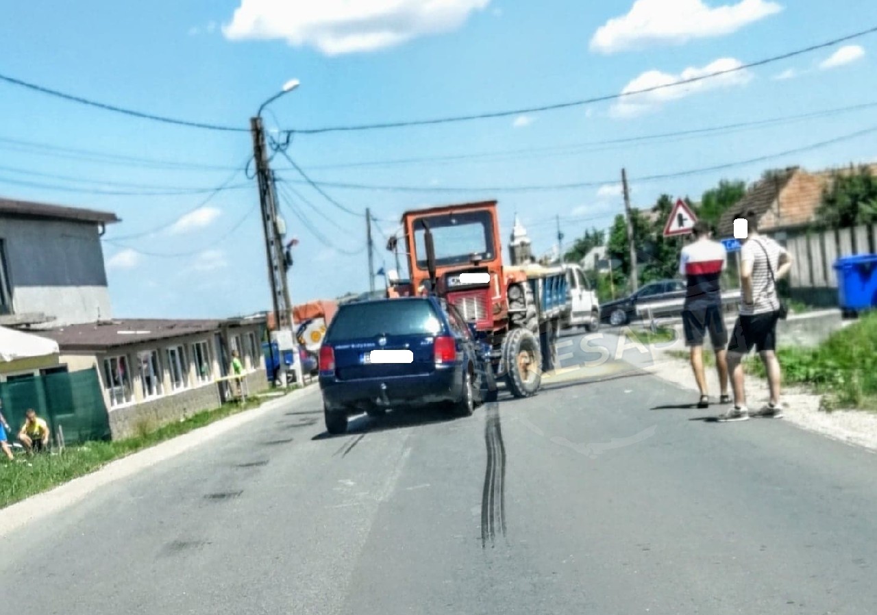 FOTO. Impact frontal între o mașină și un tractor în județul Satu Mare