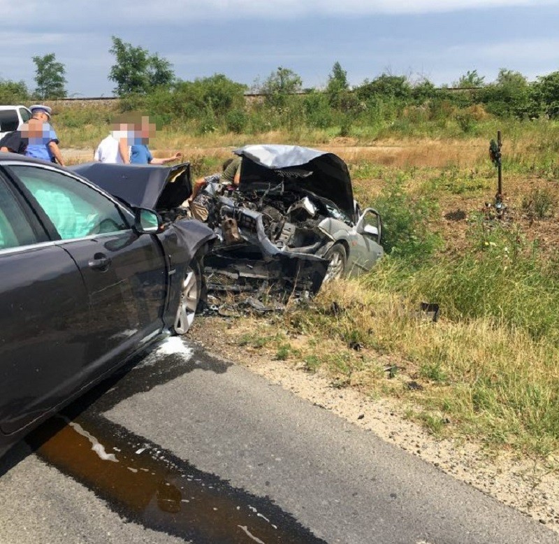 FOTO. Accident cu victimă încarcerată! Mașina, răsturnată pe câmp, într-un panou publicitar