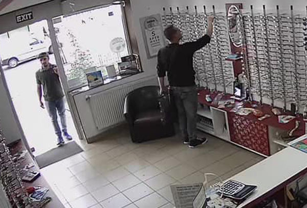 O vânzătoare a lăsat cheile în ușa magazinului. Hoții s-au servit din plin!