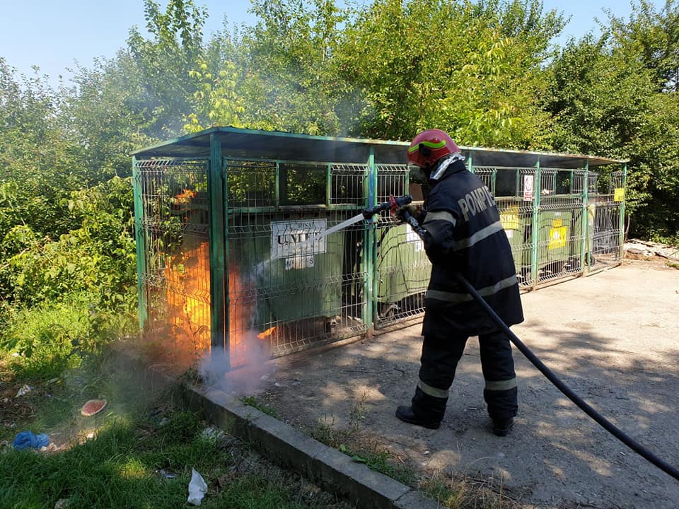FOTOGALERIE. Incendiu în Cartierul Solidarității! Pompierii au intervenit de urgență