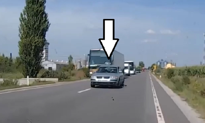 VIDEO. Accident tragic, evitat la limită pe DN 19. Vinovatul a dat ”blițuri” să se ferească șoferii