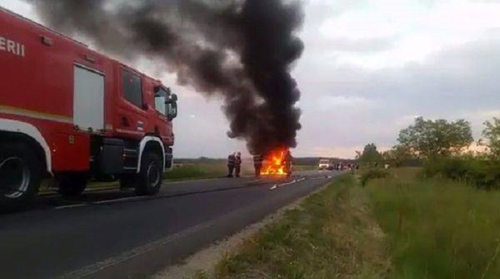 Mașină cuprinsă de flăcări pe o șosea din județul Satu Mare