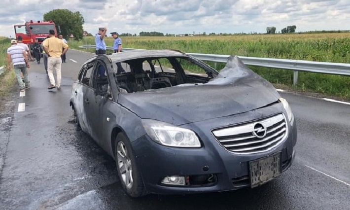 FOTO. Mașină distrusă de flăcări pe o șosea din județ. Trafic restricționat