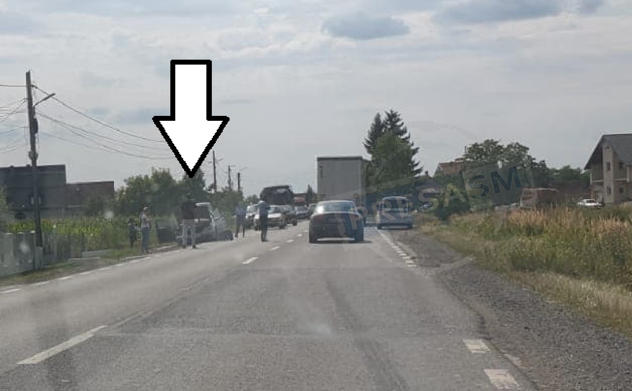 FOTO. Un Mercedes a luat foc pe DN 19, în Ciuperceni. Trafic restricționat parțial