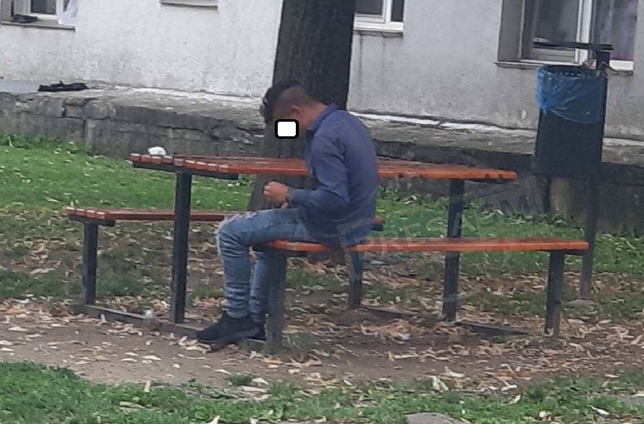 FOTO/VIDEO. Un minor se droghează în plină zi, apoi ajunge ”zombie” pe străzi