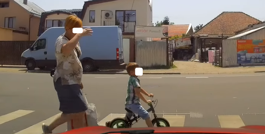 VIDEO. O mamă și un copil, la un pas să fie loviți pe trecerea de pietoni