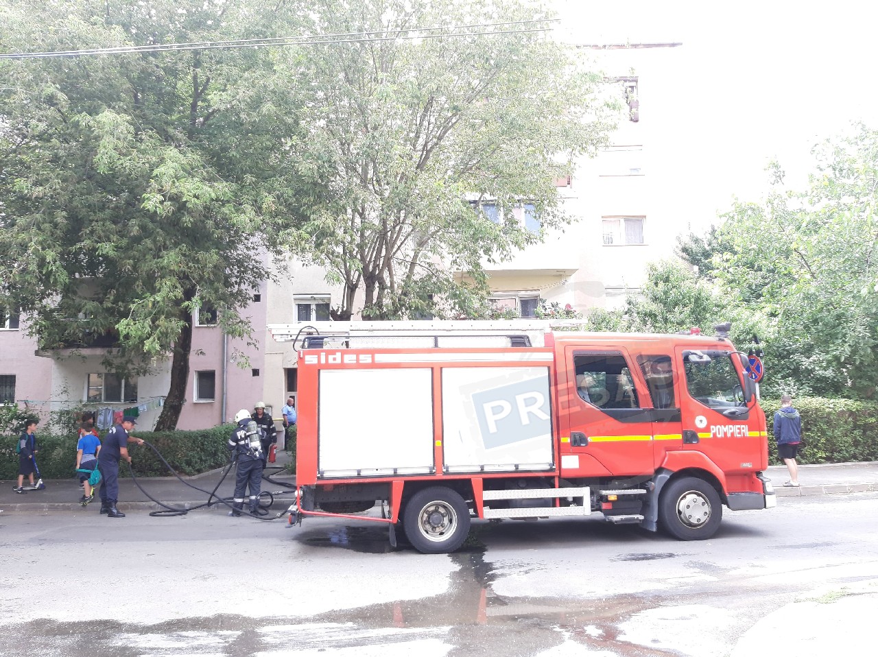 FOTOGALERIE. Incendiu într-un bloc din Micro 16. Pompierii intervin de urgență