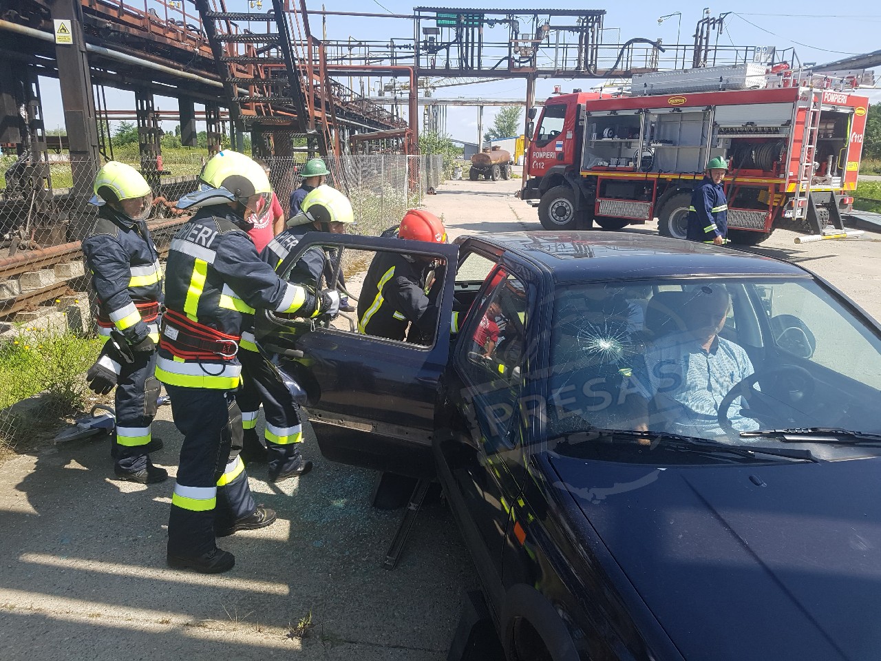 FOTO. Intervenție a pompierilor voluntari: accident grav și deversări de substanțe toxice (Simulare)