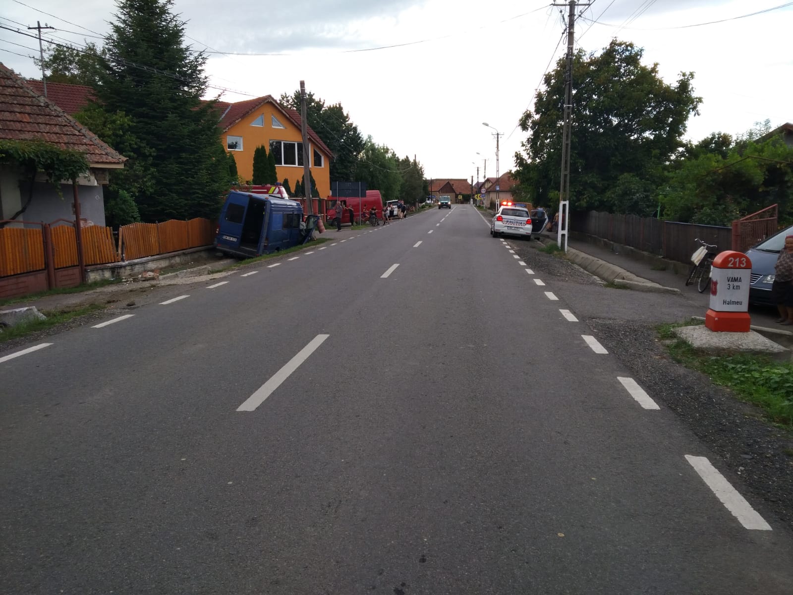 FOTO. Bombă pe șosea. Șofer bolnav, leșinat, a spulberat un gard și mai multe podețe