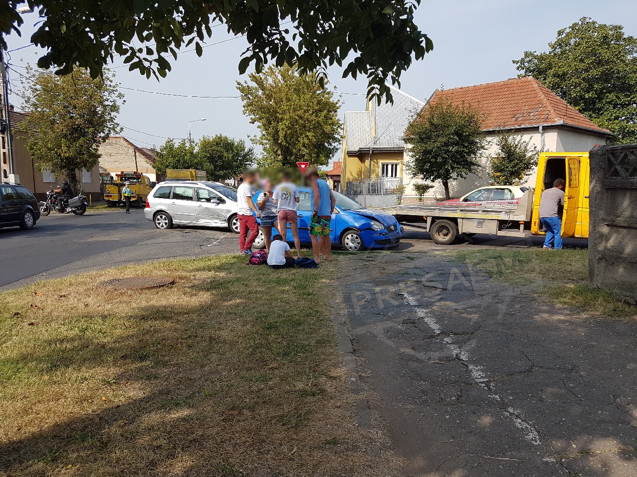 FOTO. Primul accident din cauza aglomerației infernale. Peugeot lovit în plin