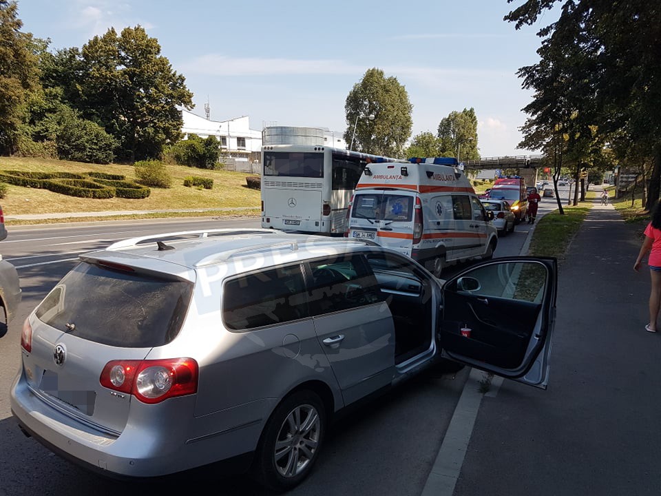 FOTOGALERIE. Impact între un taxi și o mașină. O persoană a fost transportată la Urgențe