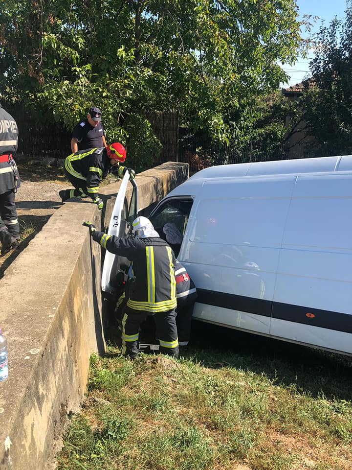 FOTO. Accident la ieșirea din municipiul Satu Mare. Autoutilitara s-a izbit de un cap de pod