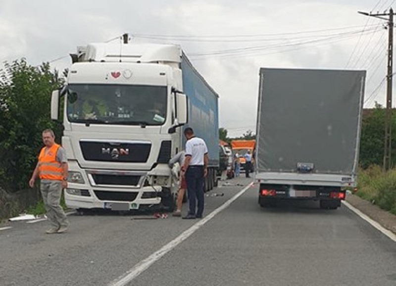 FOTO. Un sătmărean (70 de ani) a adormit și a intrat cu mașina într-un TIR