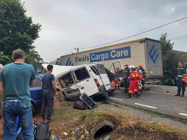 FOTO. Accident teribil în Bihor. Două persoane au decedat. Impact între un microbuz și un TIR