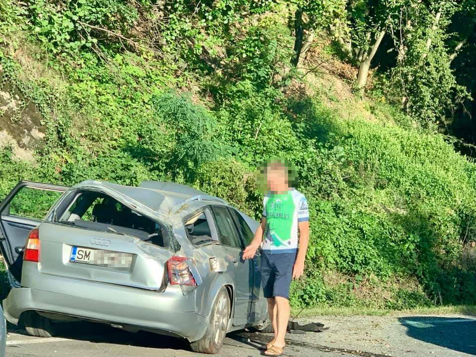 FOTO. Un sătmărean s-ar fi dat cu mașina peste cap. A scăpat ca prin minune