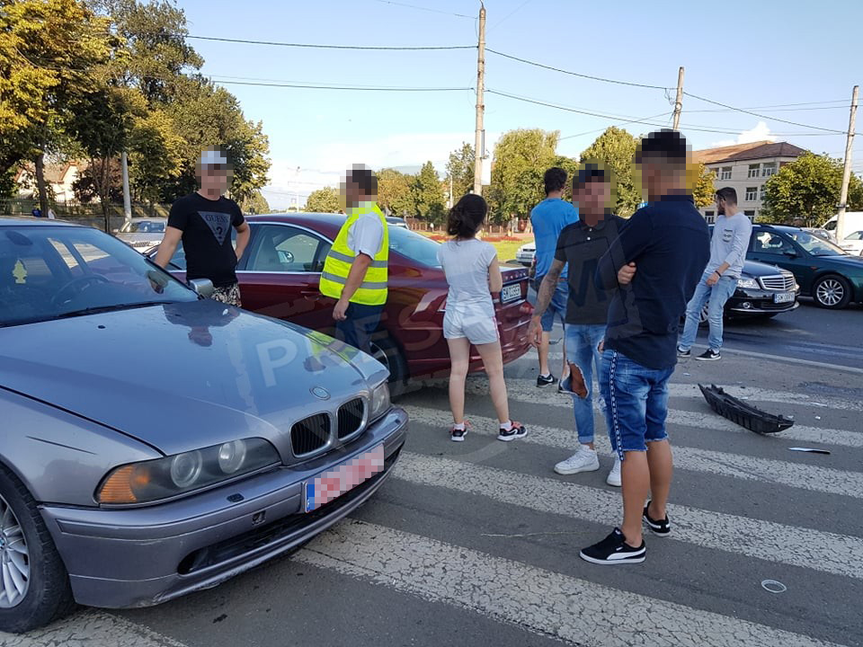 FOTO. Accident provocat de o tânără, în Piața Romană