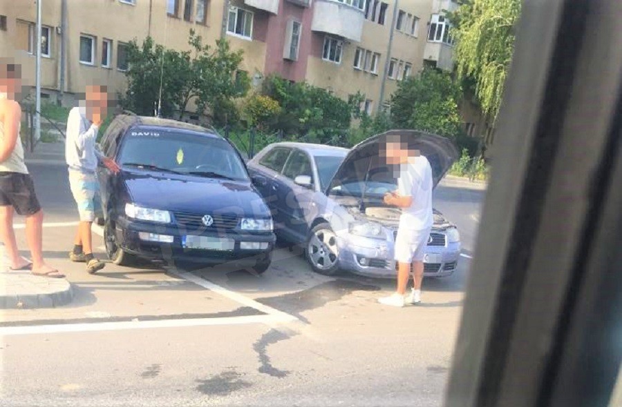 FOTO. Un nou accident în sensul giratoriu de la Kaufland, către Botiz