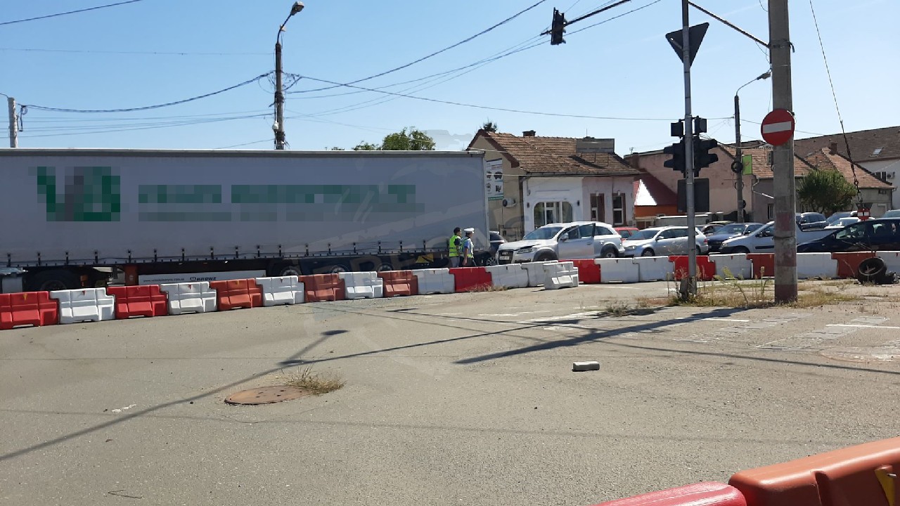 FOTOGALERIE. Accident la Burdea. Un TIR a intrat într-un Audi Q7
