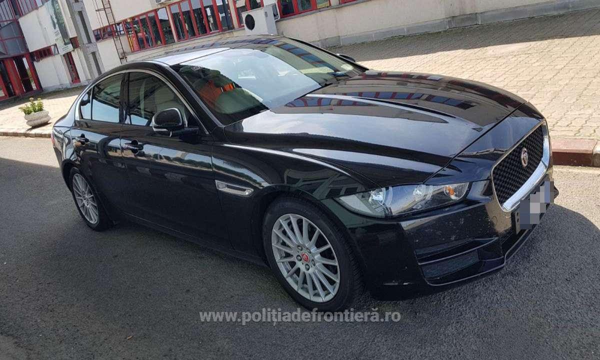 FOTO. Jaguar, de zeci de mii de euro, blocat de polițiști la PTF Petea
