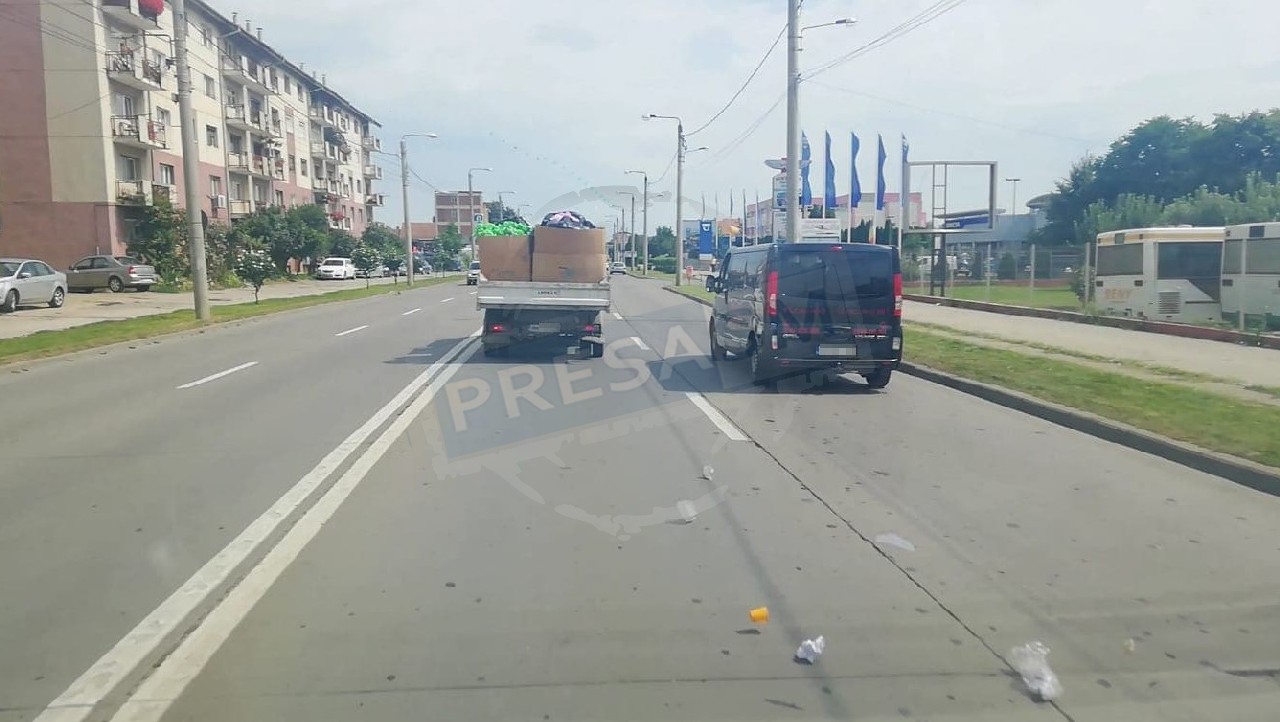 FOTO/VIDEO. Și-a scos gunoiul la plimbare. Mizeria, împrăștiată pe Drumul Botizului
