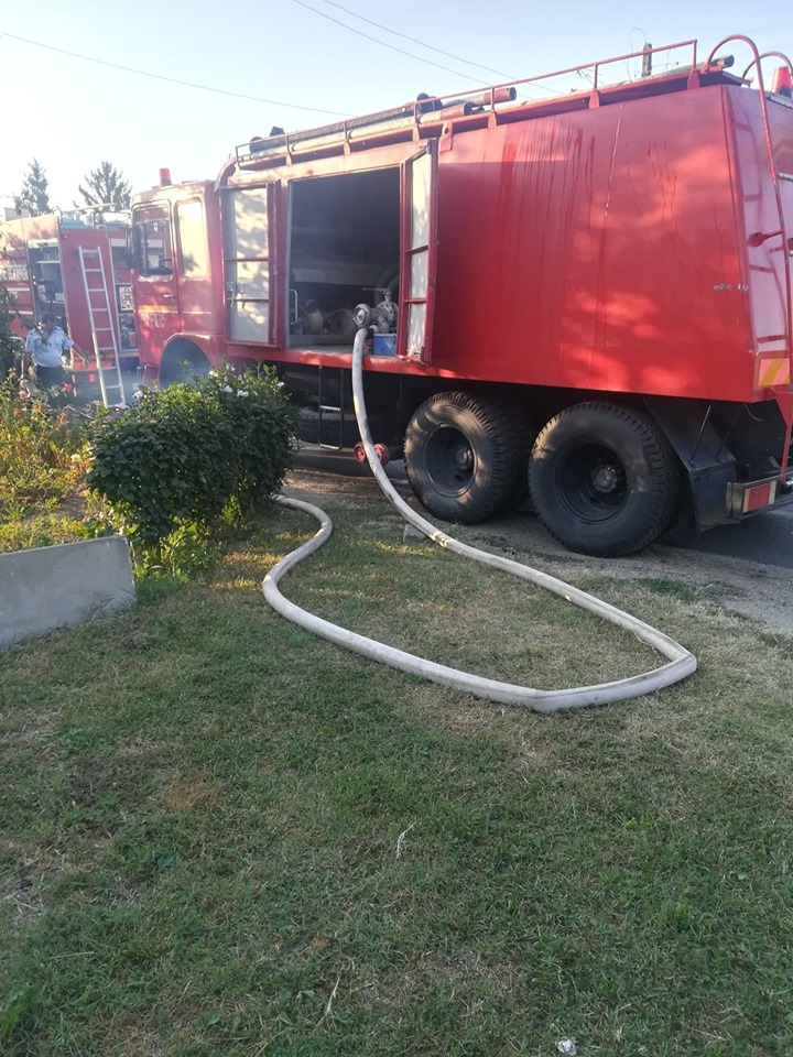 FOTOGALERIE. Panică în Păulești. Incendiu la o casă cu pericol de extindere în jur