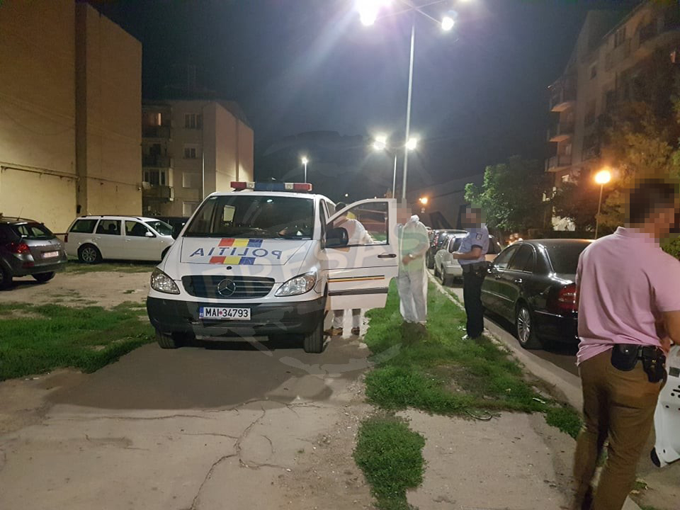 FOTO. Bărbat găsit mort într-un bloc din Satu Mare. La fața locului au ajuns criminaliștii