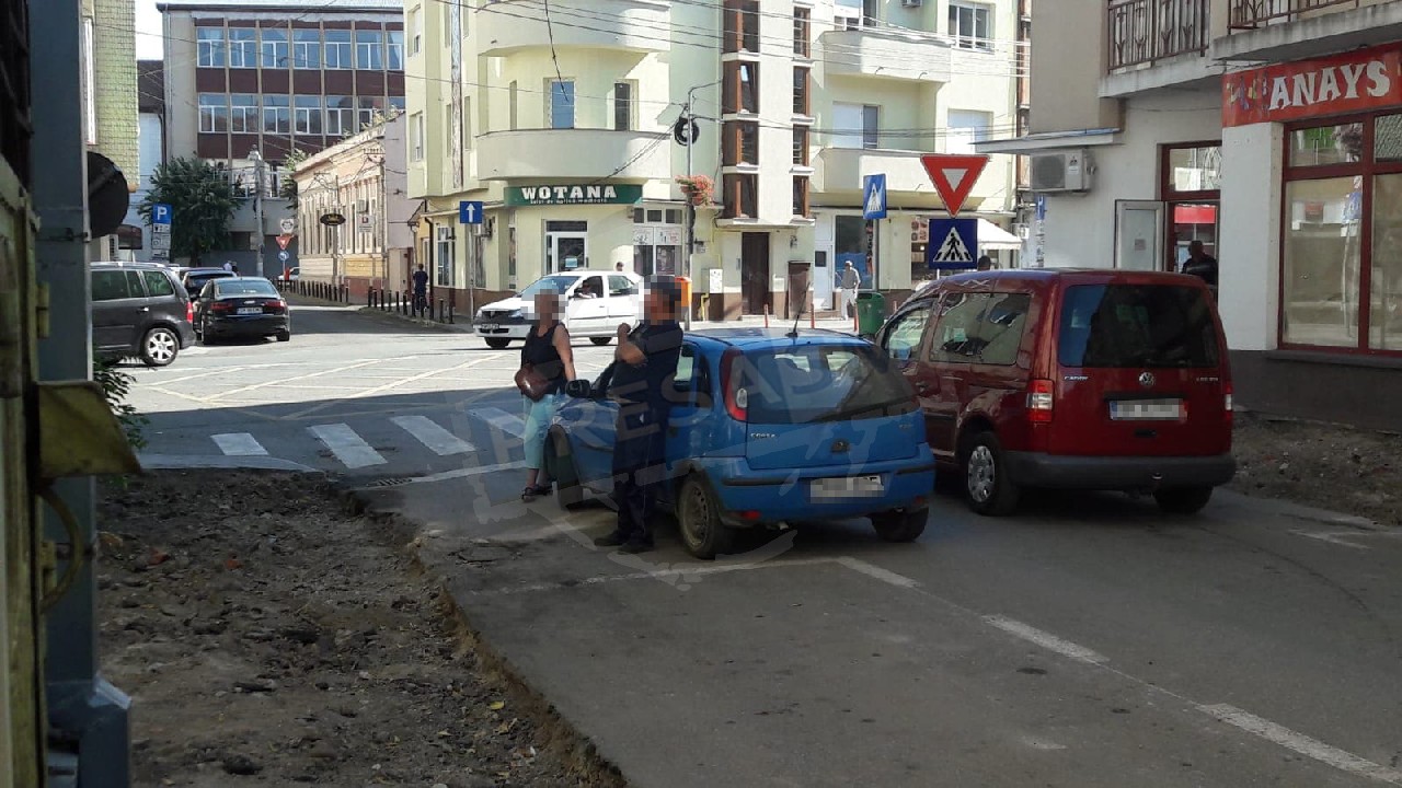 FOTO. Când lucrezi la Primărie și staționezi în mijlocul drumului. În plin centru!
