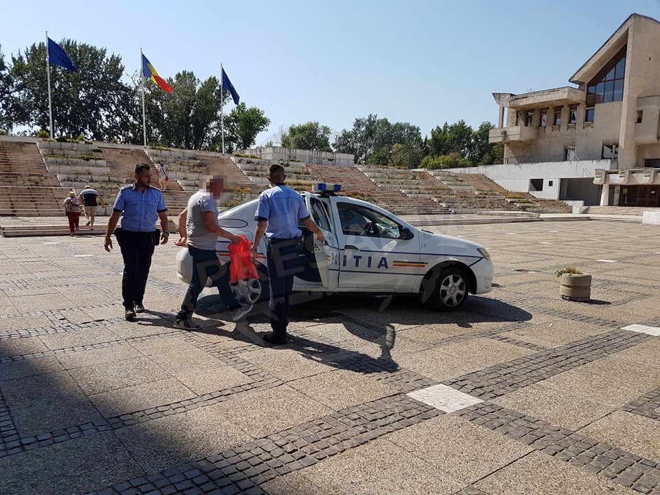 FOTO/VIDEO. "Protestatar" pus pe scandal, în zona centrală. Au intervenit polițiștii