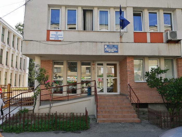Lovitură pentru unii bugetari din Satu Mare: ”Fără decolteu, fuste scurte şi fără sandale”