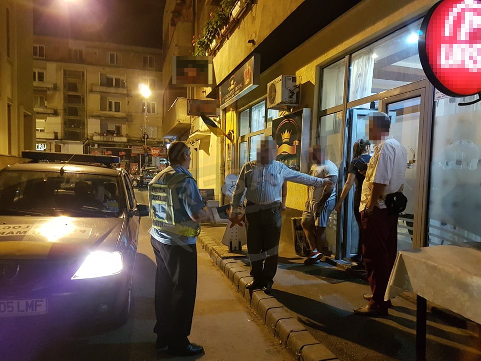 FOTO. Scandal la un bar din centrul Sătmarului. Poliția Locală, scoasă afară!