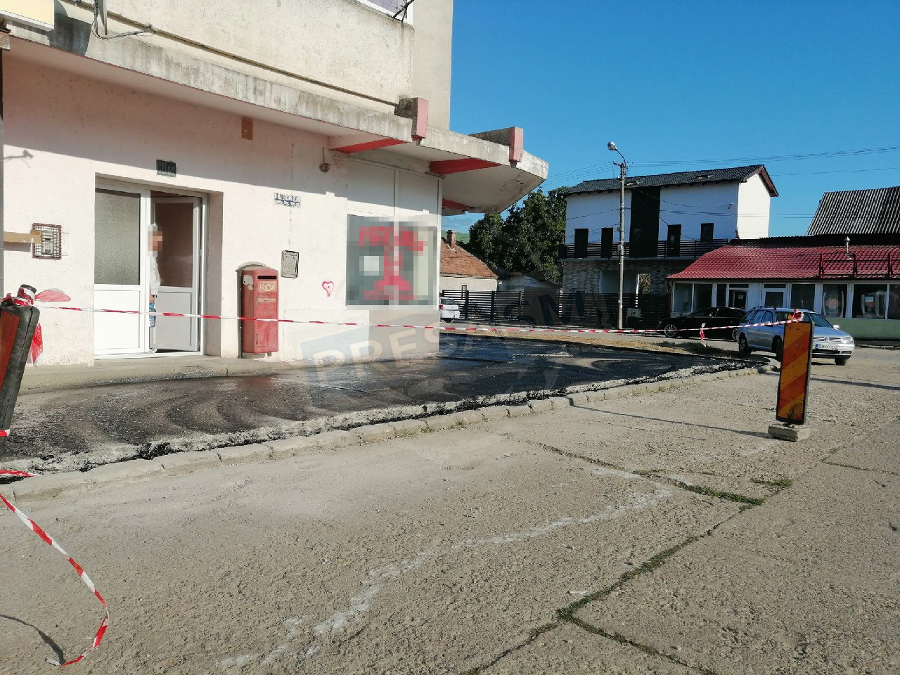 FOTO. Sechestrați în propriul bloc. Locatari blocați de o barieră de smoală, în municipiul Satu Mare