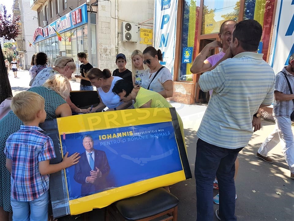 FOTO. PNL Satu Mare a început strângerea de semnături pentru Iohannis