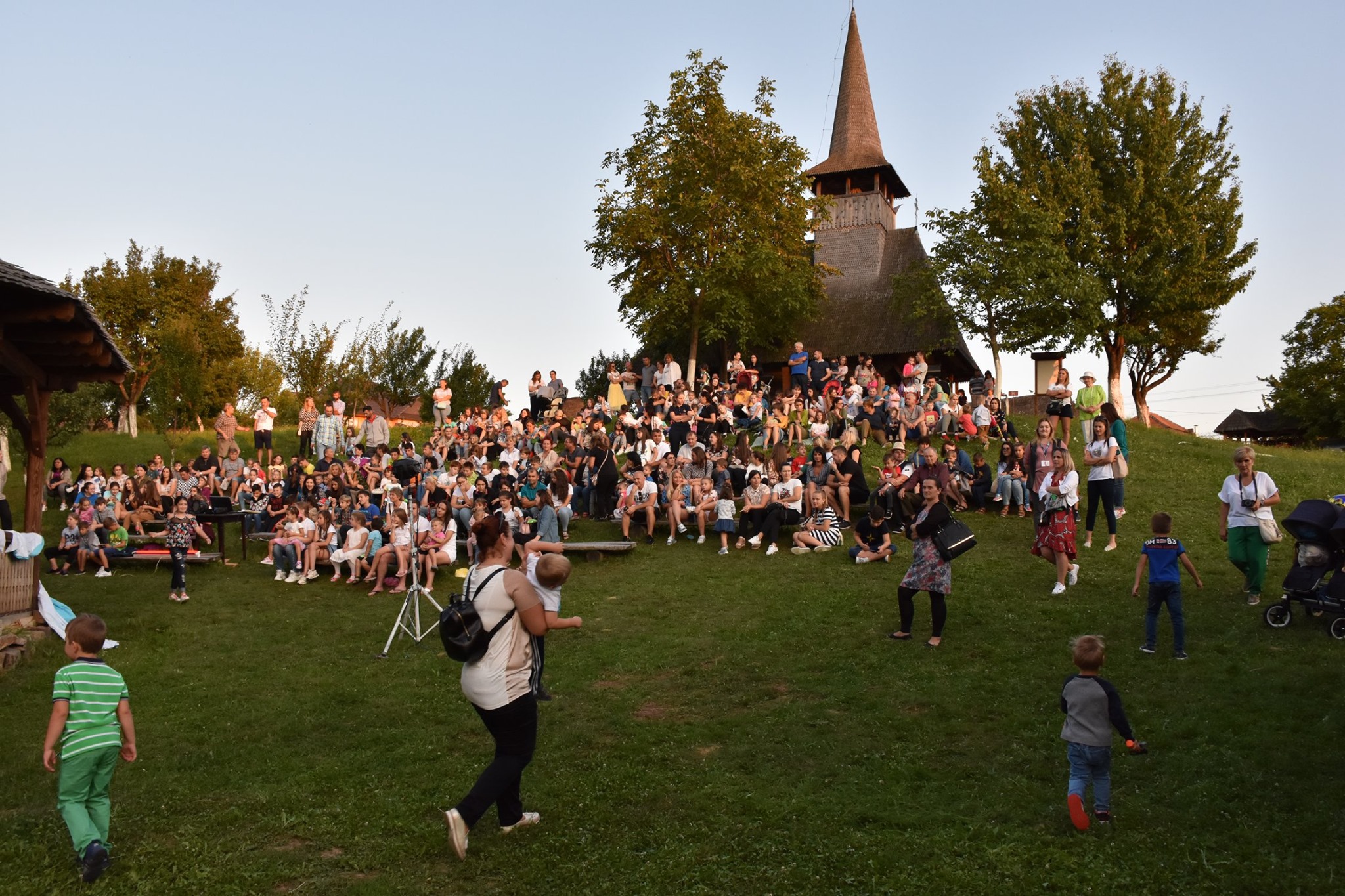 FOTO. IMPRESIONANT. Sute de copii de acasă și din diaspora, la Tabăra de creație din Negrești Oaș