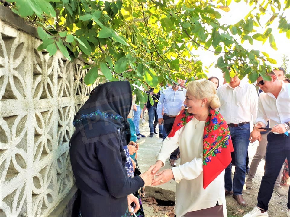 FOTO/VIDEO. Viorica Dăncilă, despre vizita la Racșa: "Oameni calzi, oameni primitori"